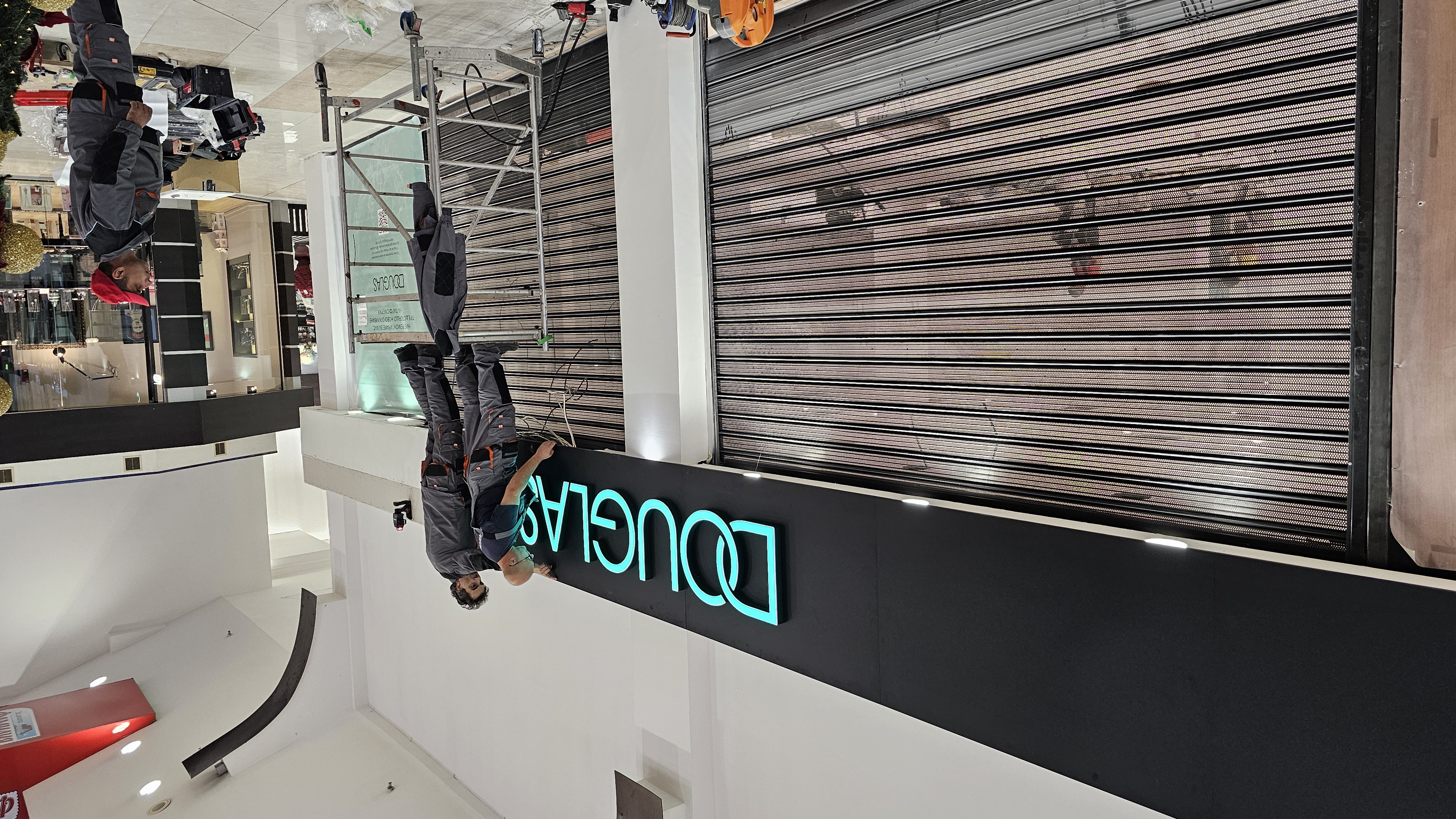 Douglas Sky City - Снимка 4